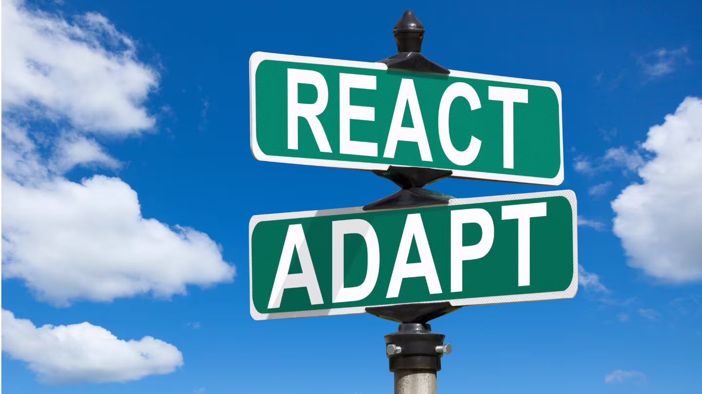 REACT と ADAPT の道路標識