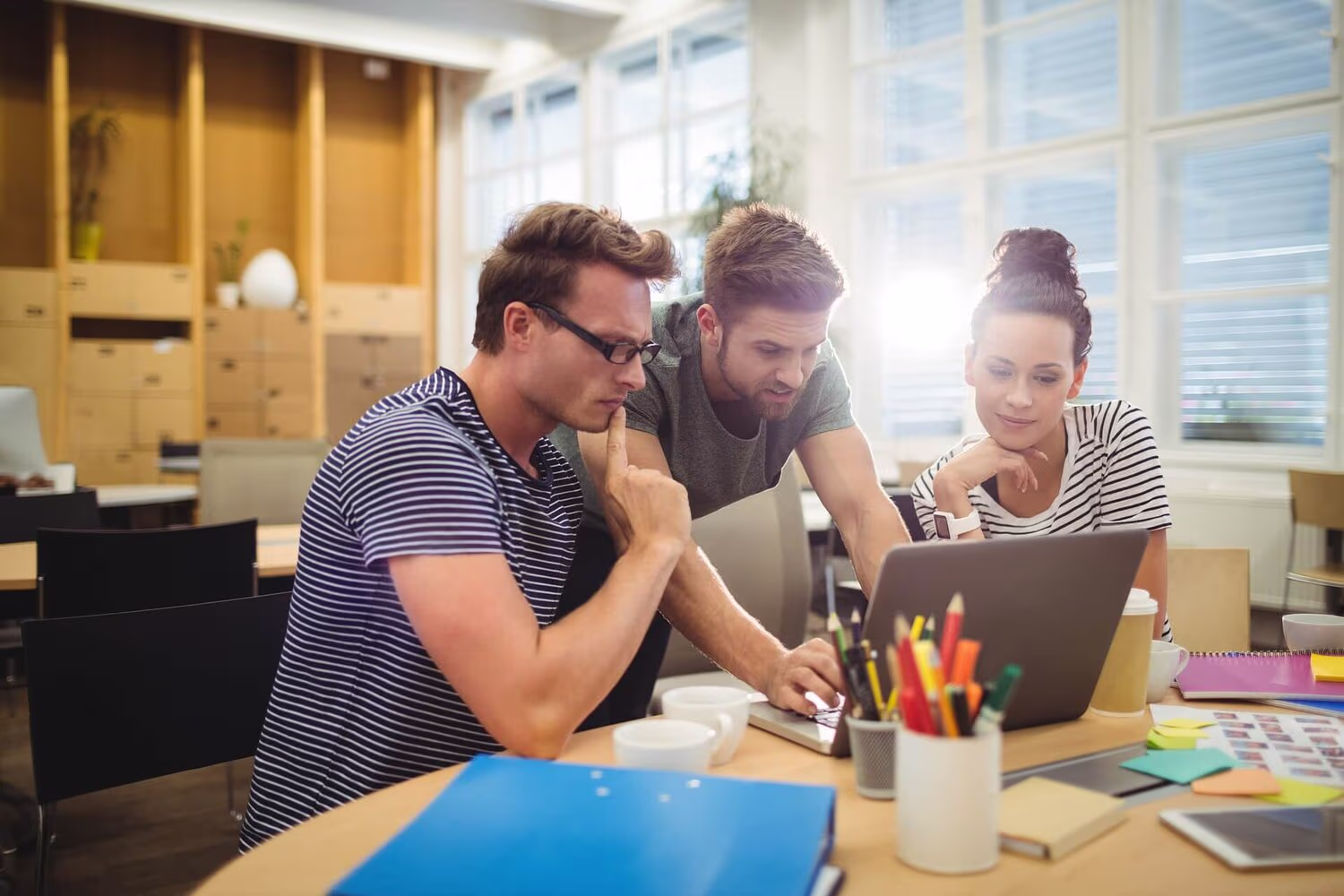 people-looking-in-laptop-5069842_1920+(1).webp